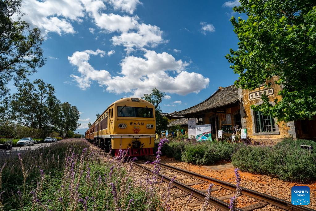 Tourism railway line attracts visitors in Honghe, SW China