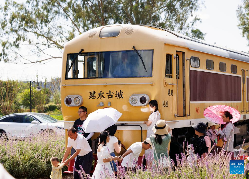 Tourism railway line attracts visitors in Honghe, SW China