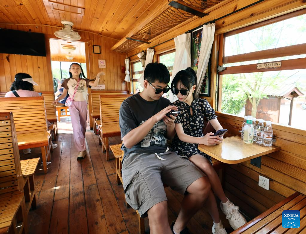 Tourism railway line attracts visitors in Honghe, SW China