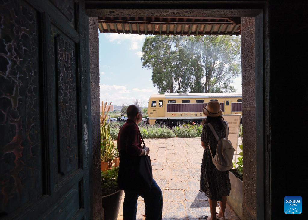 Tourism railway line attracts visitors in Honghe, SW China