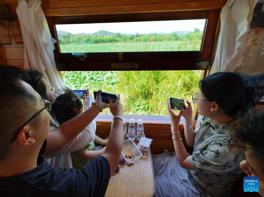 Tourism railway line attracts visitors in Honghe, SW China