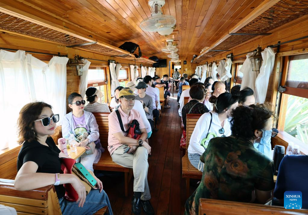 Tourism railway line attracts visitors in Honghe, SW China