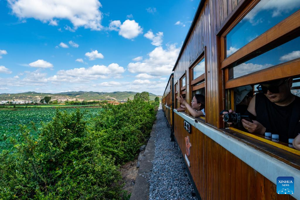 Tourism railway line attracts visitors in Honghe, SW China