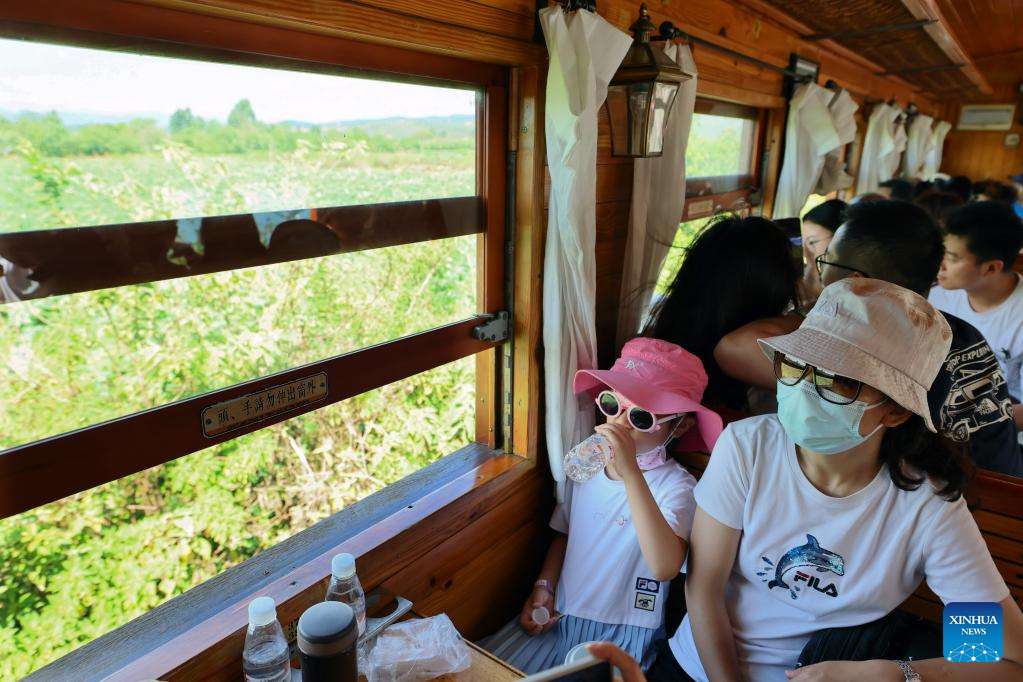 Tourism railway line attracts visitors in Honghe, SW China