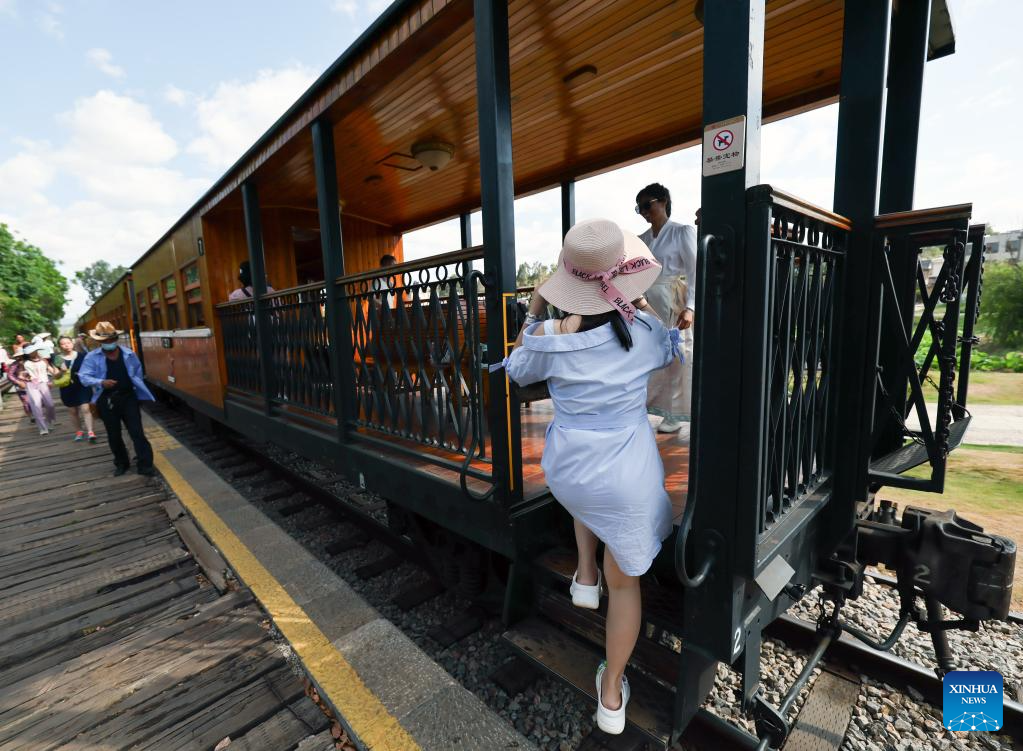 Tourism railway line attracts visitors in Honghe, SW China