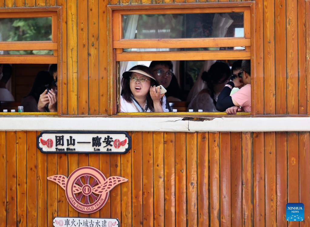 Tourism railway line attracts visitors in Honghe, SW China