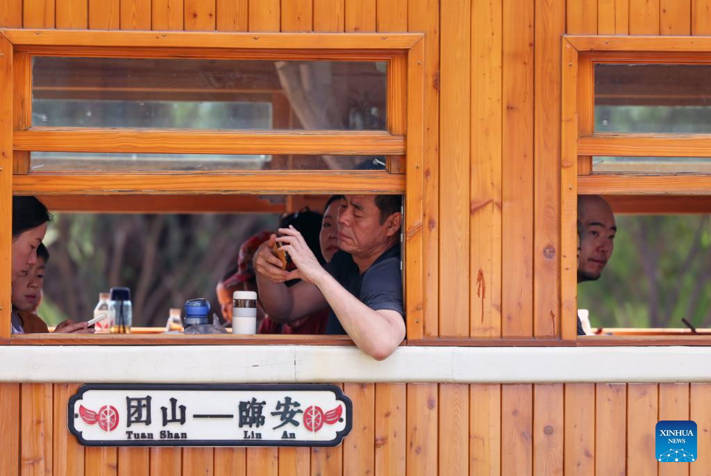 Tourism railway line attracts visitors in Honghe, SW China