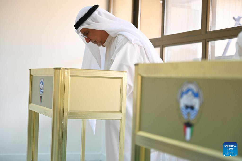 Kuwaitis vote to elect new parliament