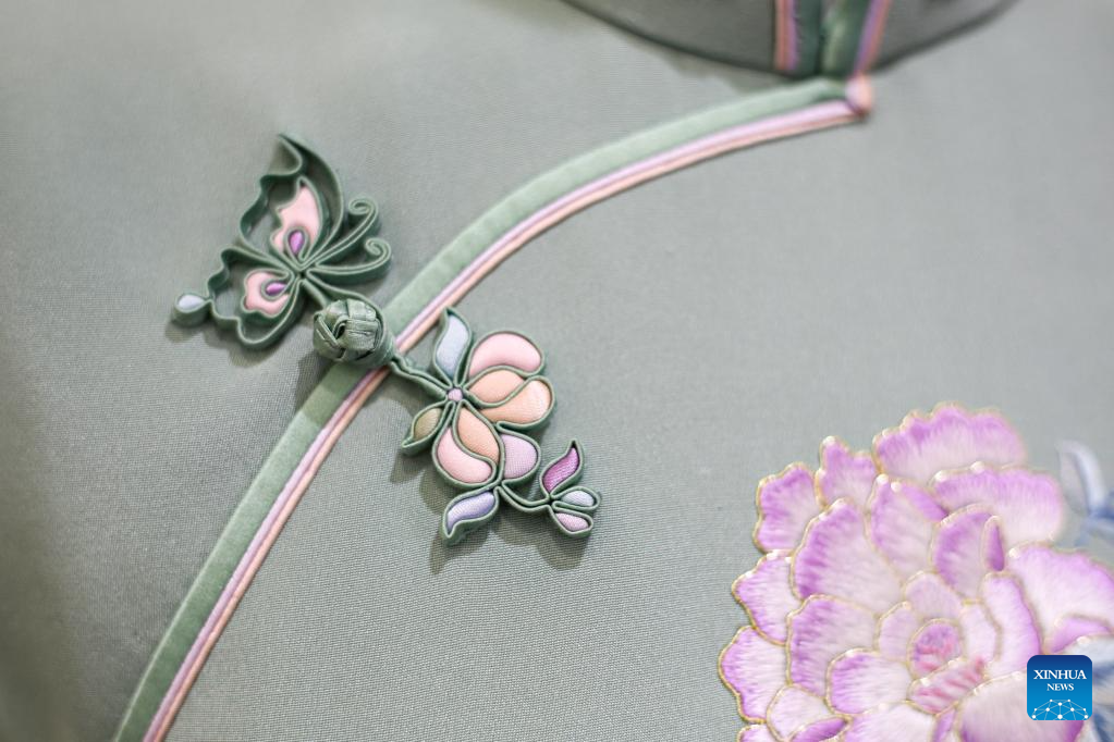 Pic story: inheritor of Longfeng Cheongsam in Shanghai