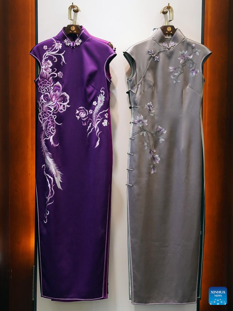 Pic story: inheritor of Longfeng Cheongsam in Shanghai