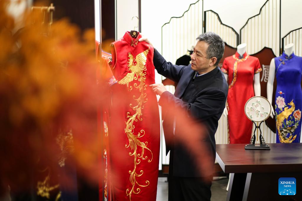 Pic story: inheritor of Longfeng Cheongsam in Shanghai
