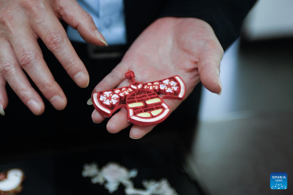 Pic story: inheritor of Longfeng Cheongsam in Shanghai