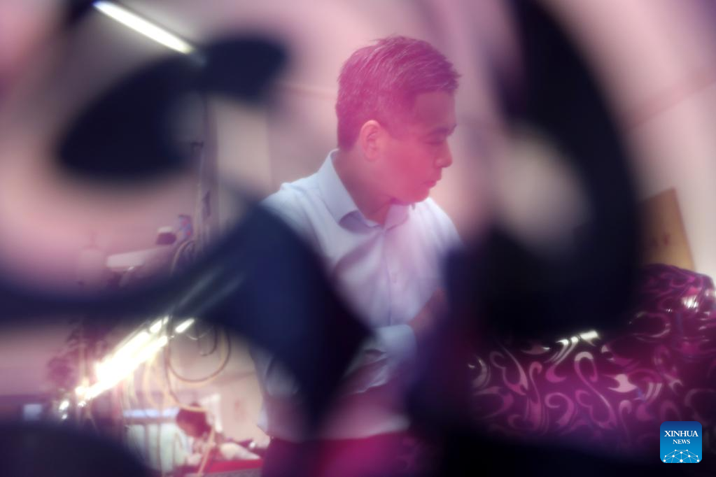 Pic story: inheritor of Longfeng Cheongsam in Shanghai