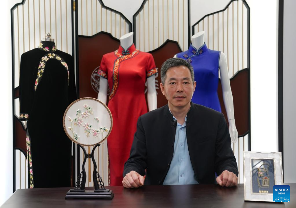 Pic story: inheritor of Longfeng Cheongsam in Shanghai