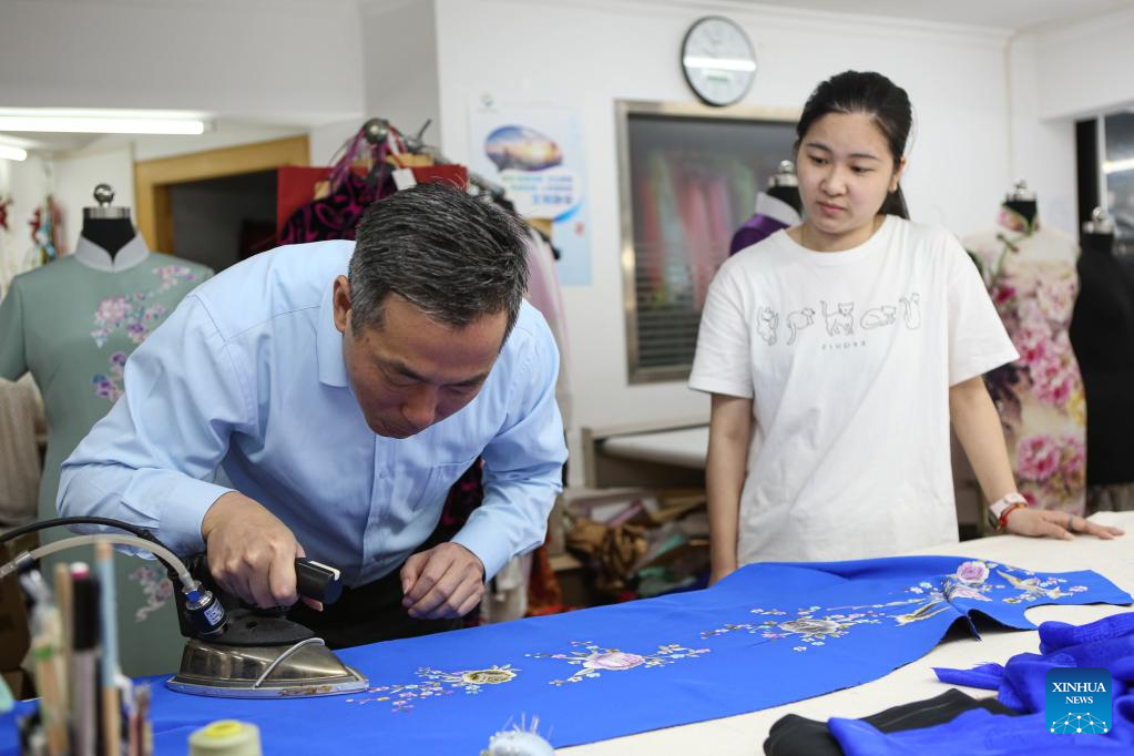 Pic story: inheritor of Longfeng Cheongsam in Shanghai