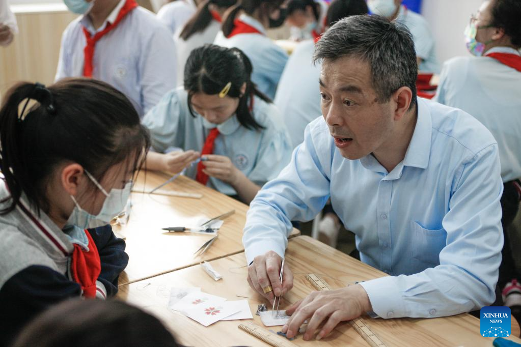 Pic story: inheritor of Longfeng Cheongsam in Shanghai
