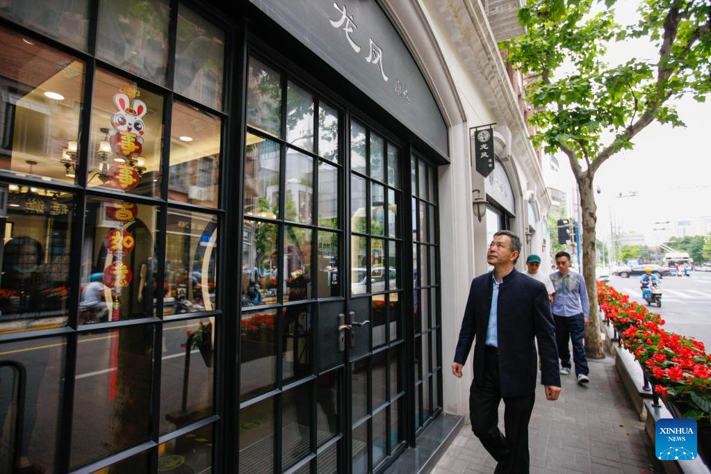 Pic story: inheritor of Longfeng Cheongsam in Shanghai