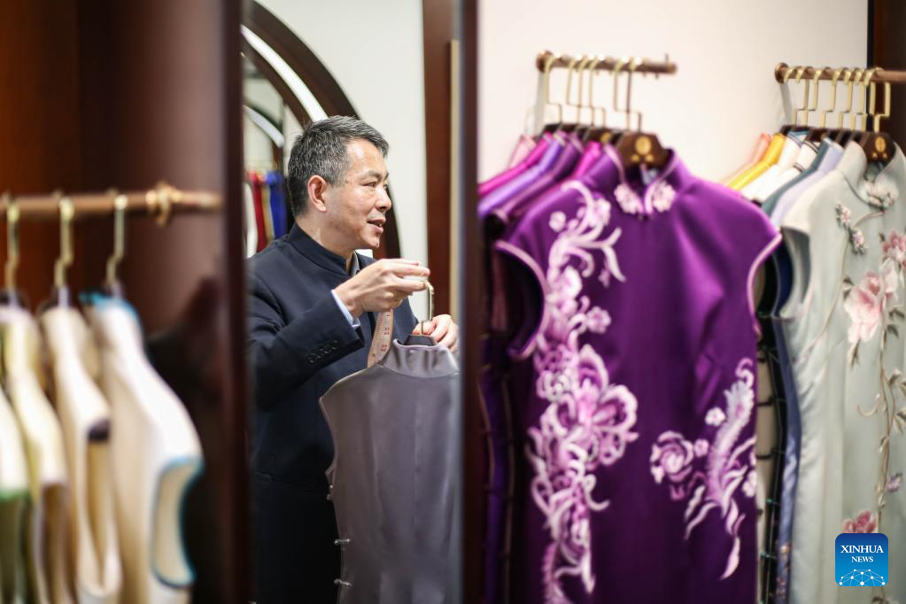 Pic story: inheritor of Longfeng Cheongsam in Shanghai