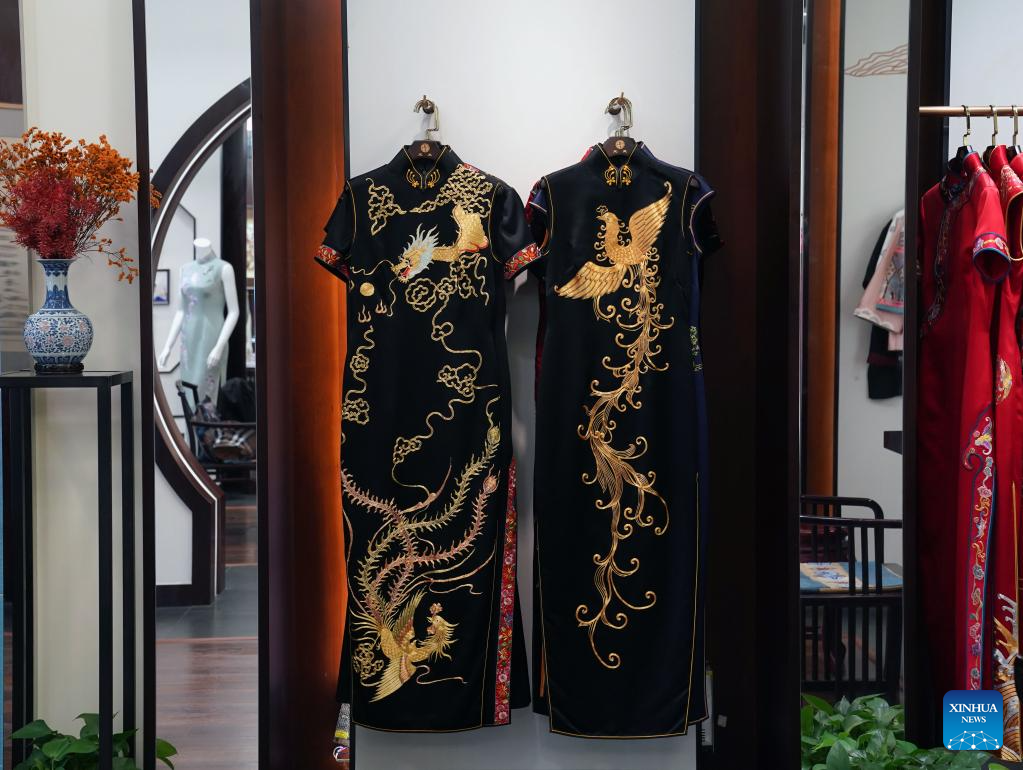 Pic story: inheritor of Longfeng Cheongsam in Shanghai