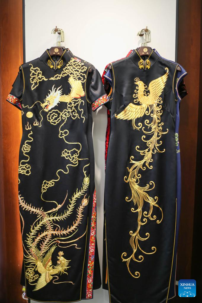 Pic story: inheritor of Longfeng Cheongsam in Shanghai