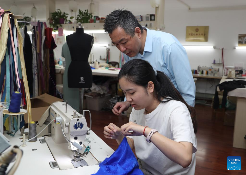 Pic story: inheritor of Longfeng Cheongsam in Shanghai