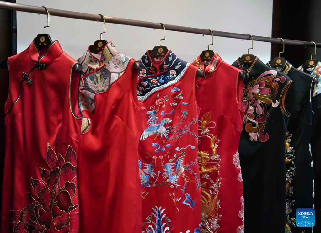 Pic story: inheritor of Longfeng Cheongsam in Shanghai