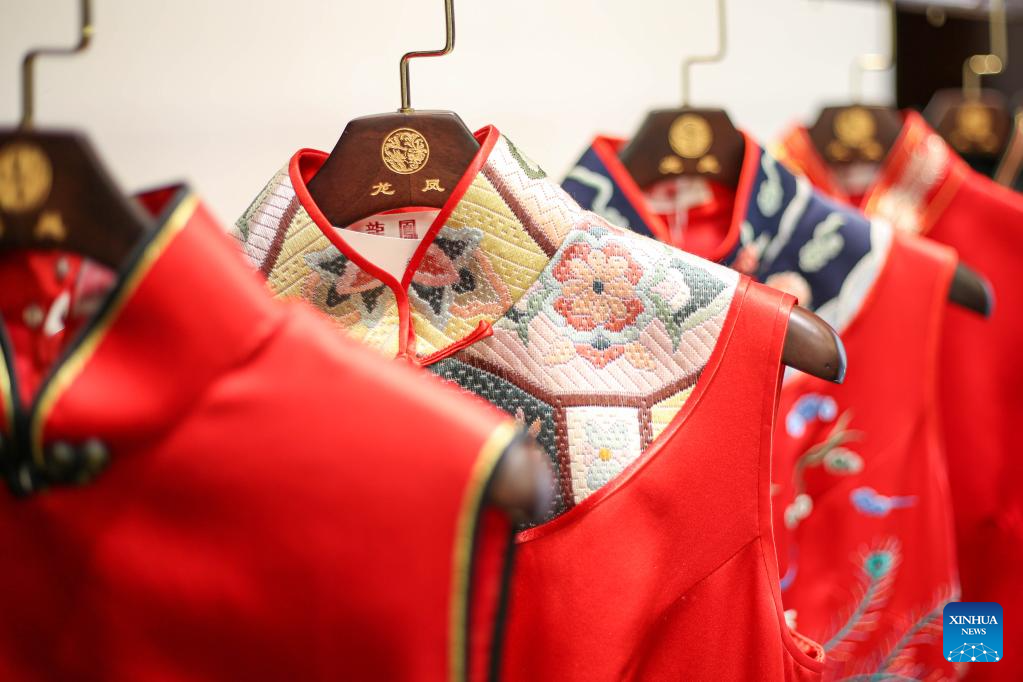 Pic story: inheritor of Longfeng Cheongsam in Shanghai