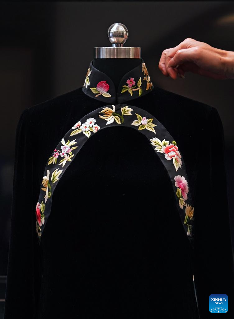 Pic story: inheritor of Longfeng Cheongsam in Shanghai