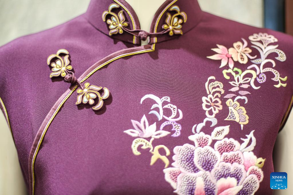 Pic story: inheritor of Longfeng Cheongsam in Shanghai