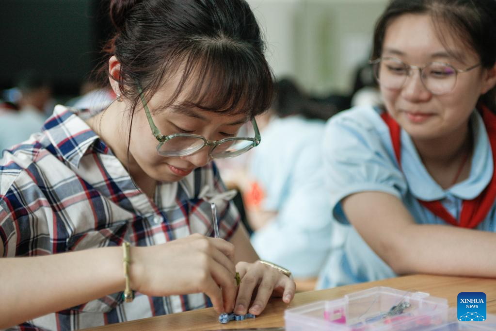 Pic story: inheritor of Longfeng Cheongsam in Shanghai