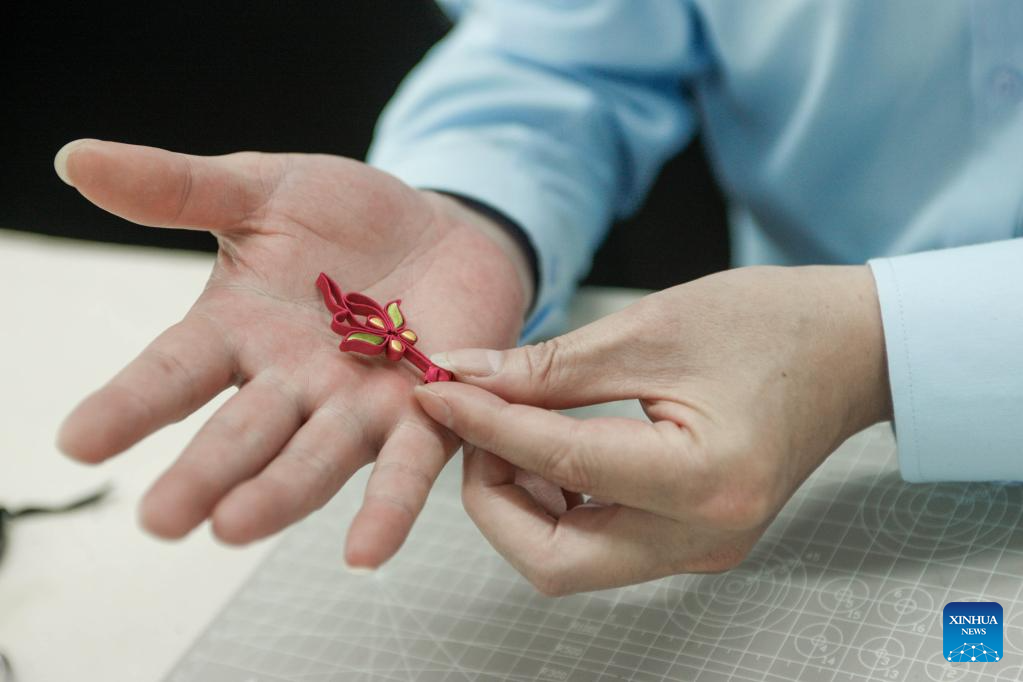 Pic story: inheritor of Longfeng Cheongsam in Shanghai