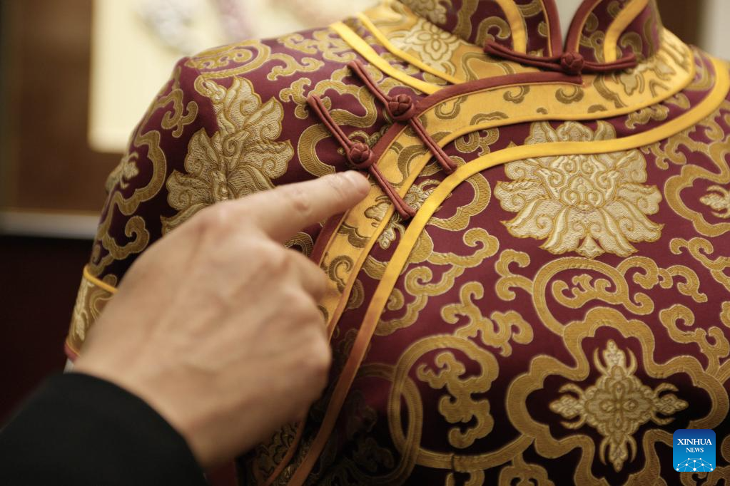 Pic story: inheritor of Longfeng Cheongsam in Shanghai