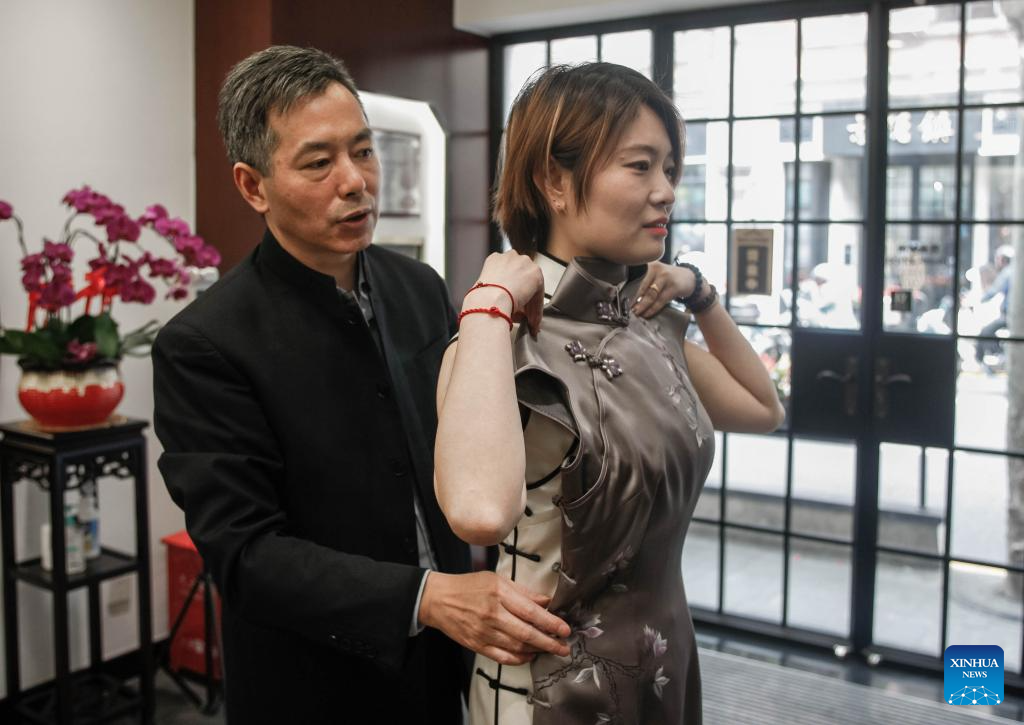 Pic story: inheritor of Longfeng Cheongsam in Shanghai