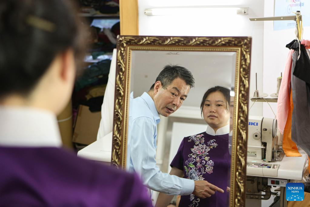 Pic story: inheritor of Longfeng Cheongsam in Shanghai