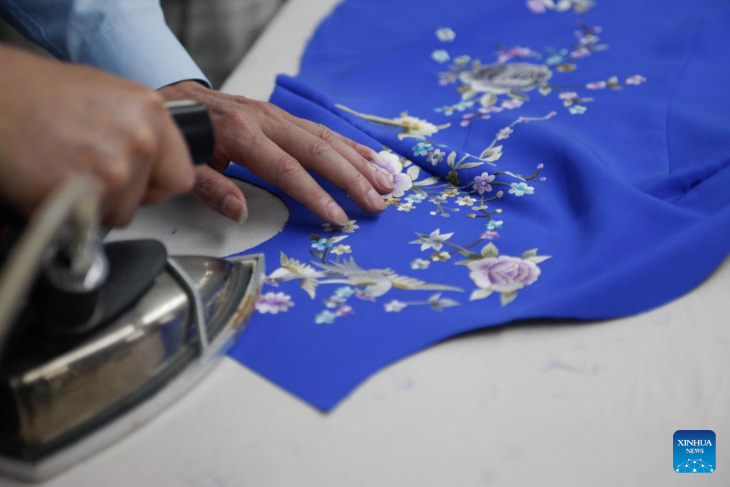Pic story: inheritor of Longfeng Cheongsam in Shanghai