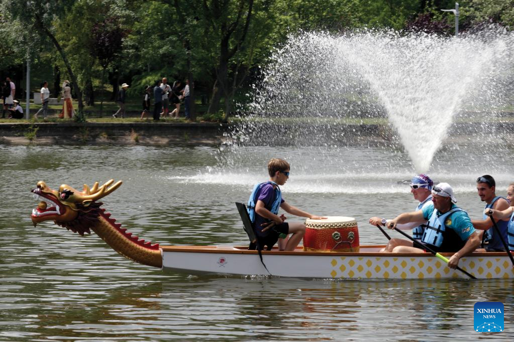 Dragon boat race in Romania marks Chinese traditional festival