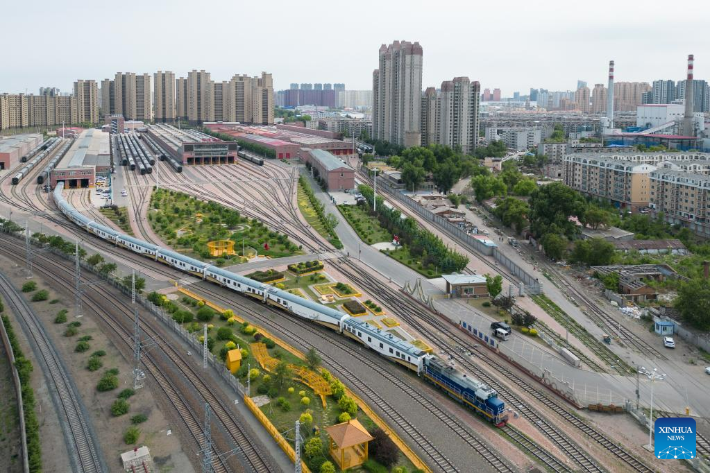 Tourist train from Harbin to Yichun offers passengers comfortable experience