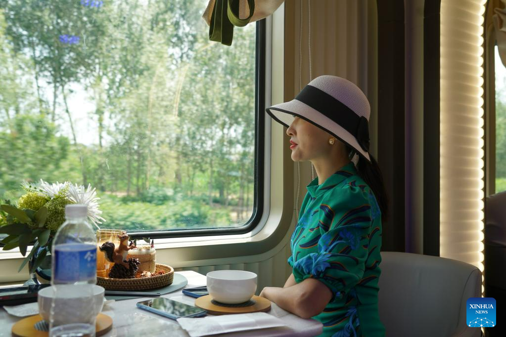 Tourist train from Harbin to Yichun offers passengers comfortable experience