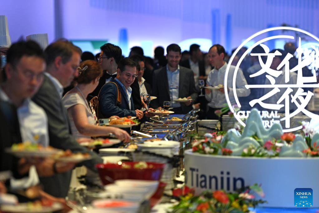 Attendees appreciate traditional Chinese culture at Cultural Soiree of Summer Davos in Tianjin