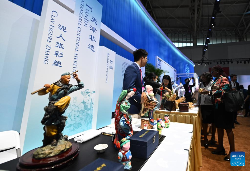 Attendees appreciate traditional Chinese culture at Cultural Soiree of Summer Davos in Tianjin