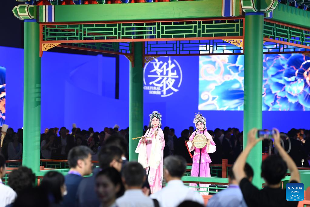 Attendees appreciate traditional Chinese culture at Cultural Soiree of Summer Davos in Tianjin