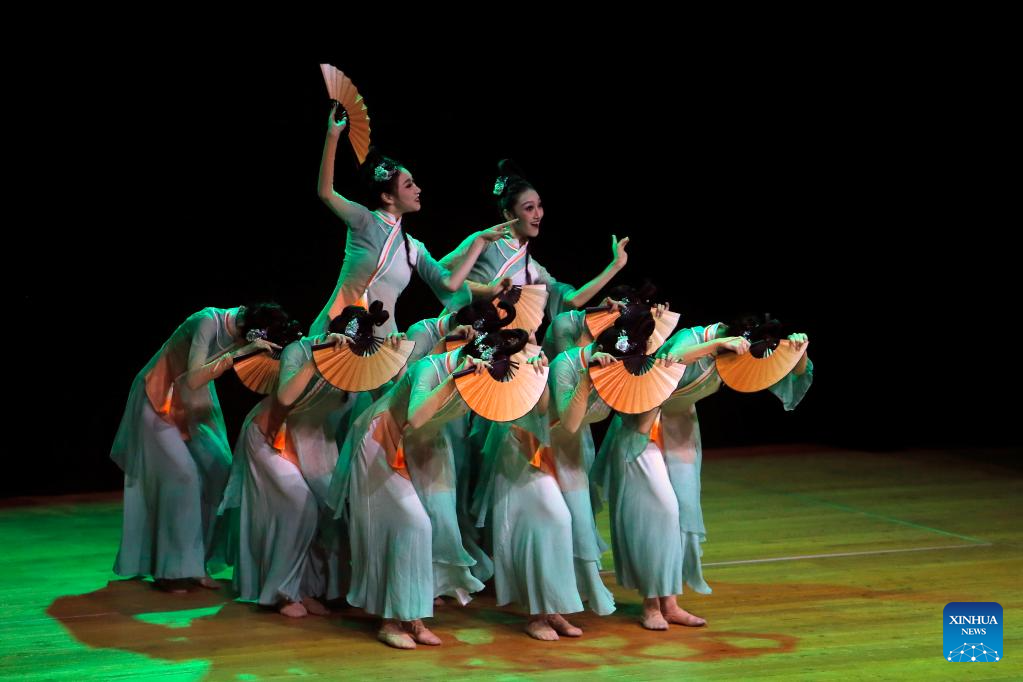 Classical Chinese dance show staged in Romania