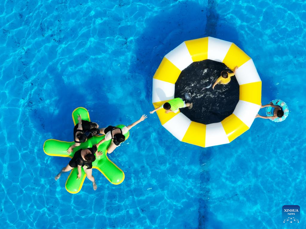 People enjoy themselves in summer across China