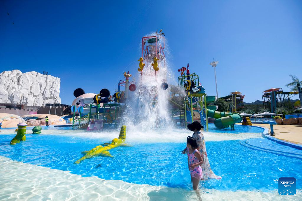 People enjoy themselves in summer across China