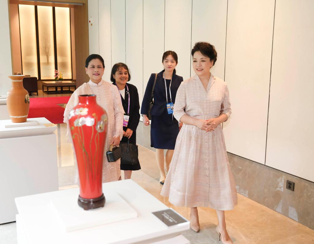 Peng Liyuan meets Indonesian first lady
