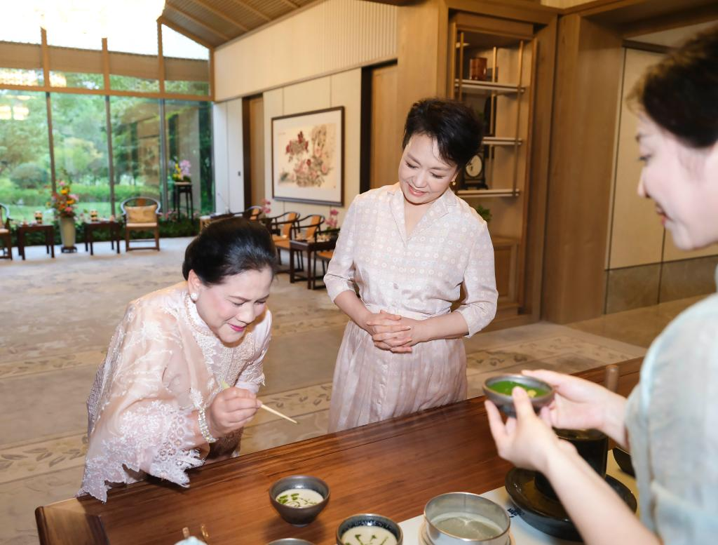 Peng Liyuan meets Indonesian first lady