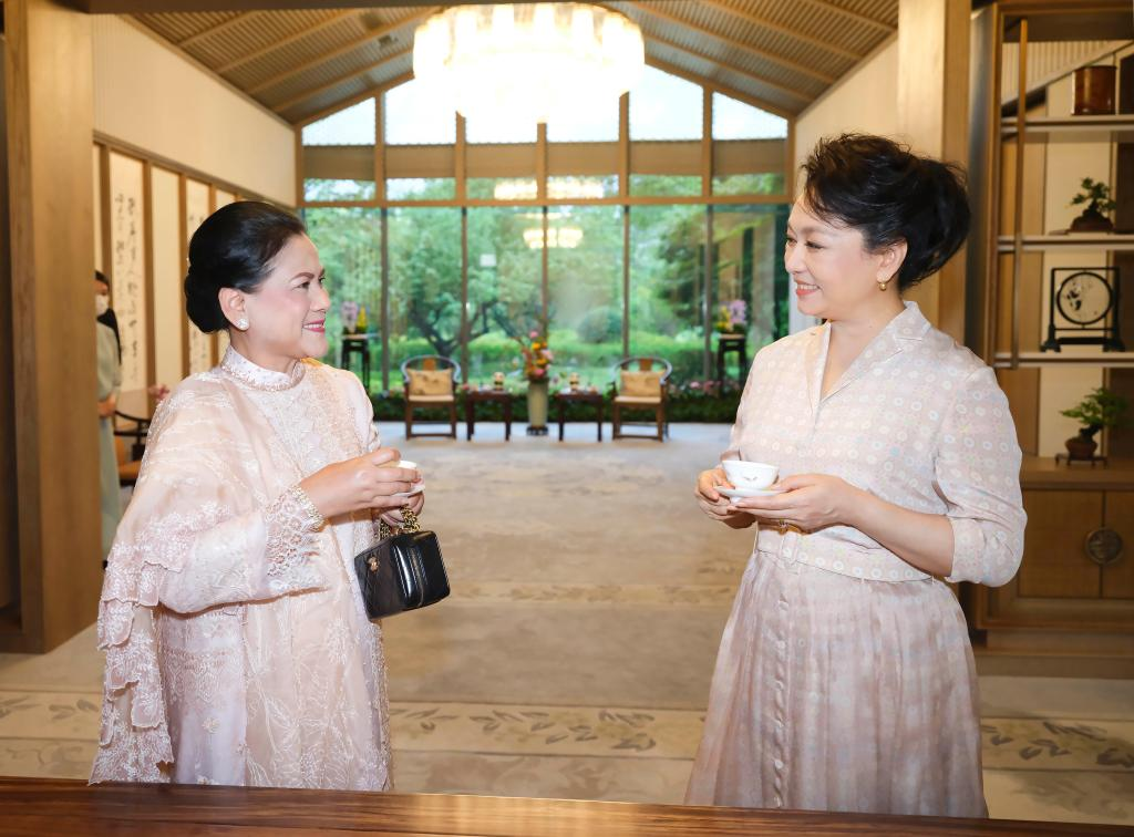 Peng Liyuan meets Indonesian first lady