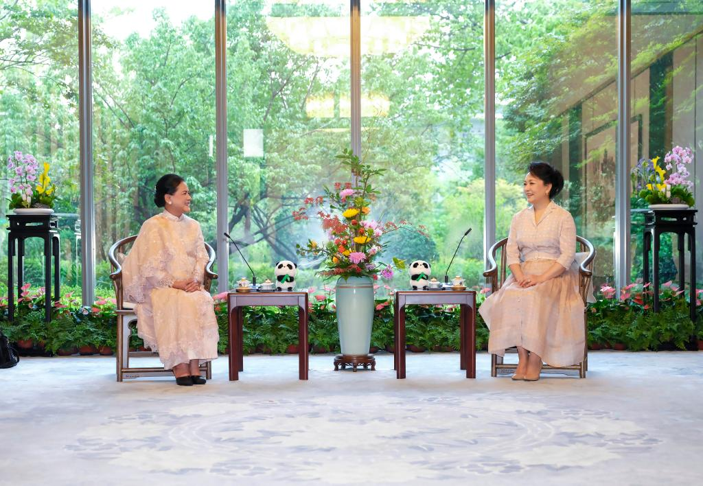 Peng Liyuan meets Indonesian first lady