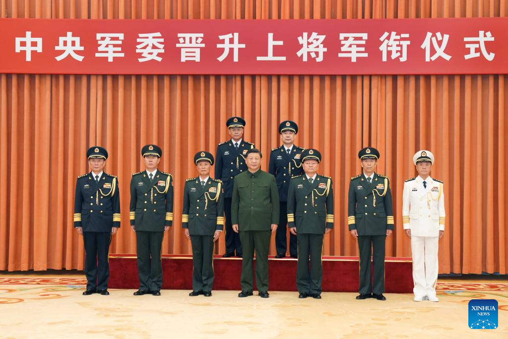 Xi presents order to promote military officers to rank of general