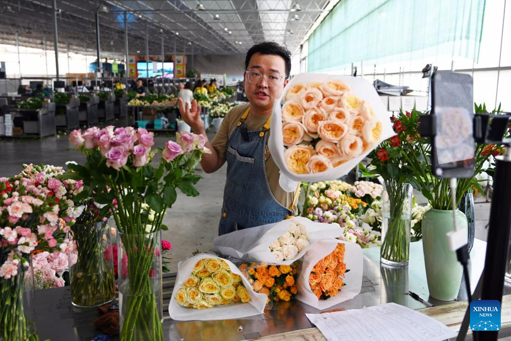 Rose sales benefit locals in Lanzhou